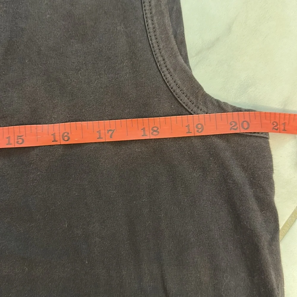 XiRENA Black Sleeveless Muscle Tee - Picture 3 of 4